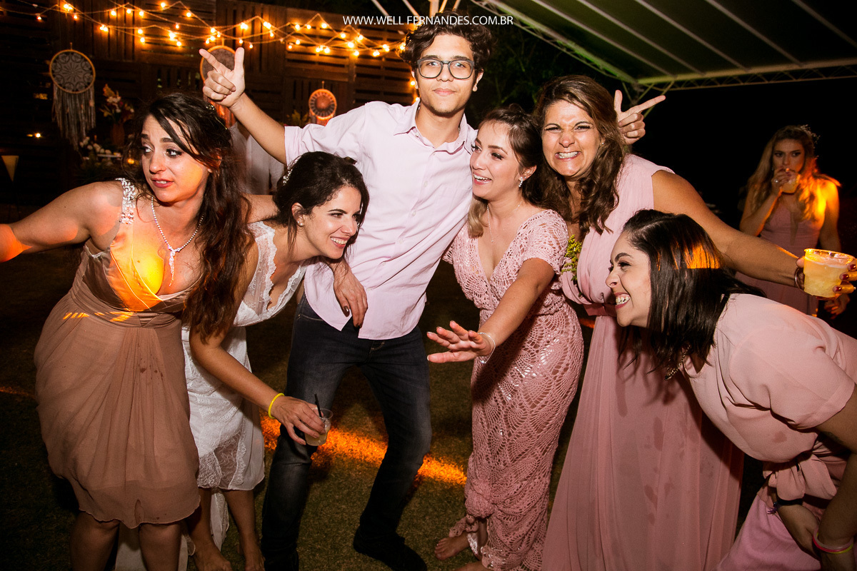 amigos da noiva no final da festa de casamento