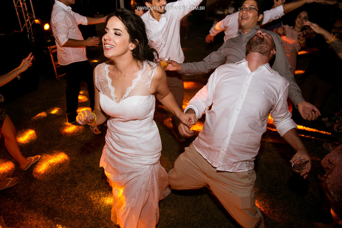 noivos dançando no túnel feito pelas mãos dos convidados