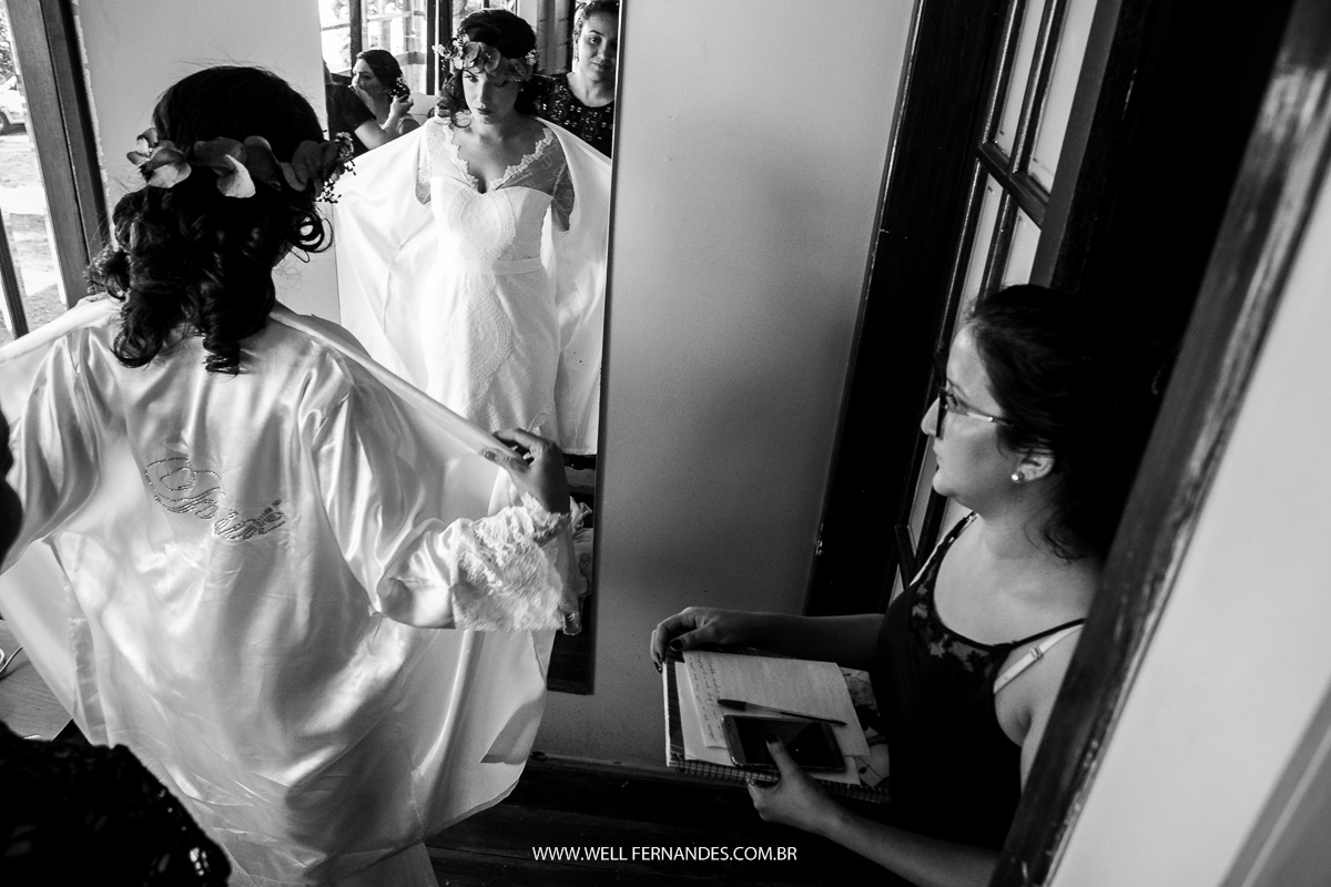 noiva tirando o roupão e mostrando o vestido