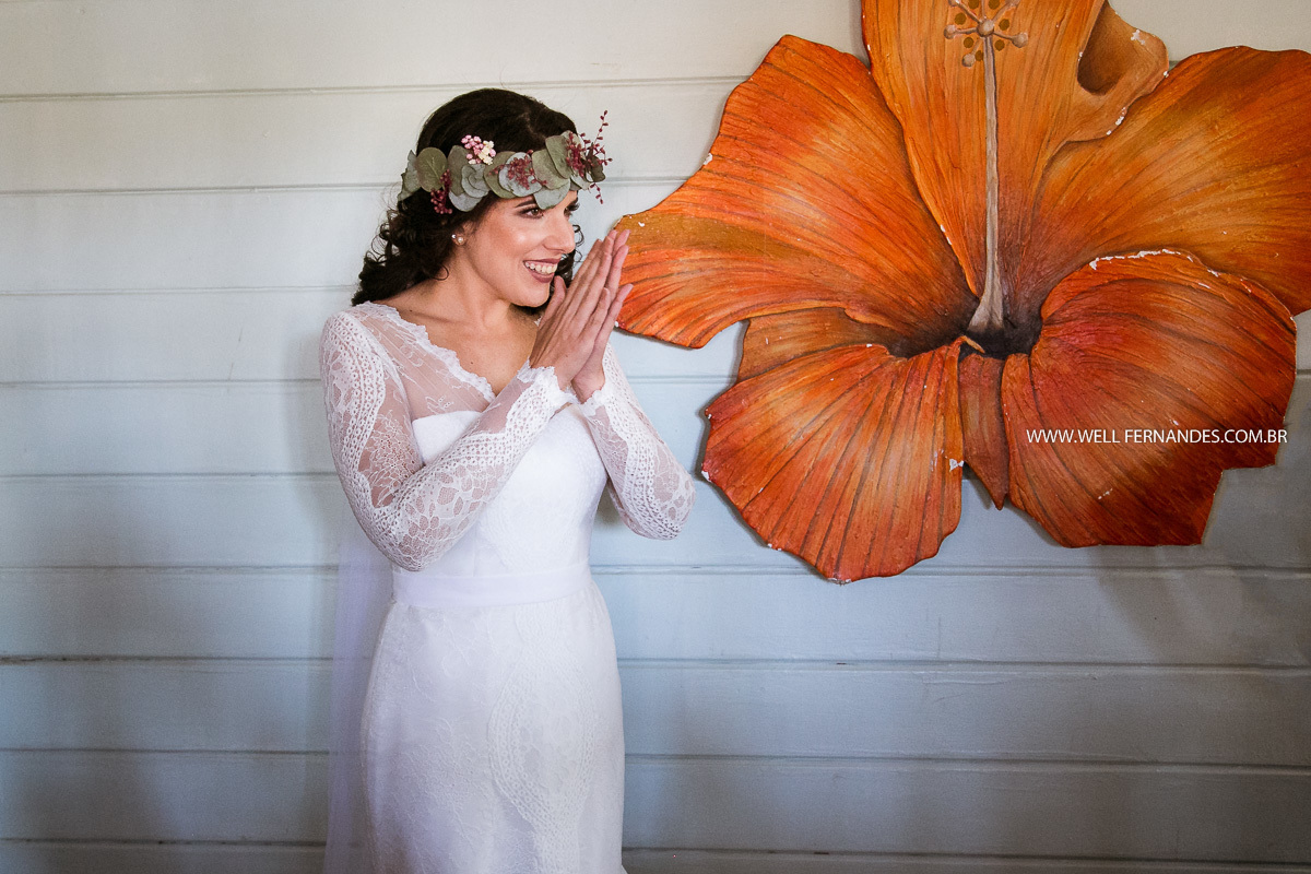 nova feliz batendo palma em frente a flor da parede