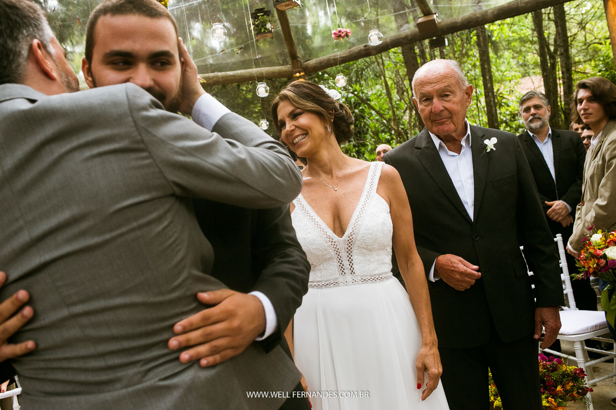 abraço do noivo no filho da noiva