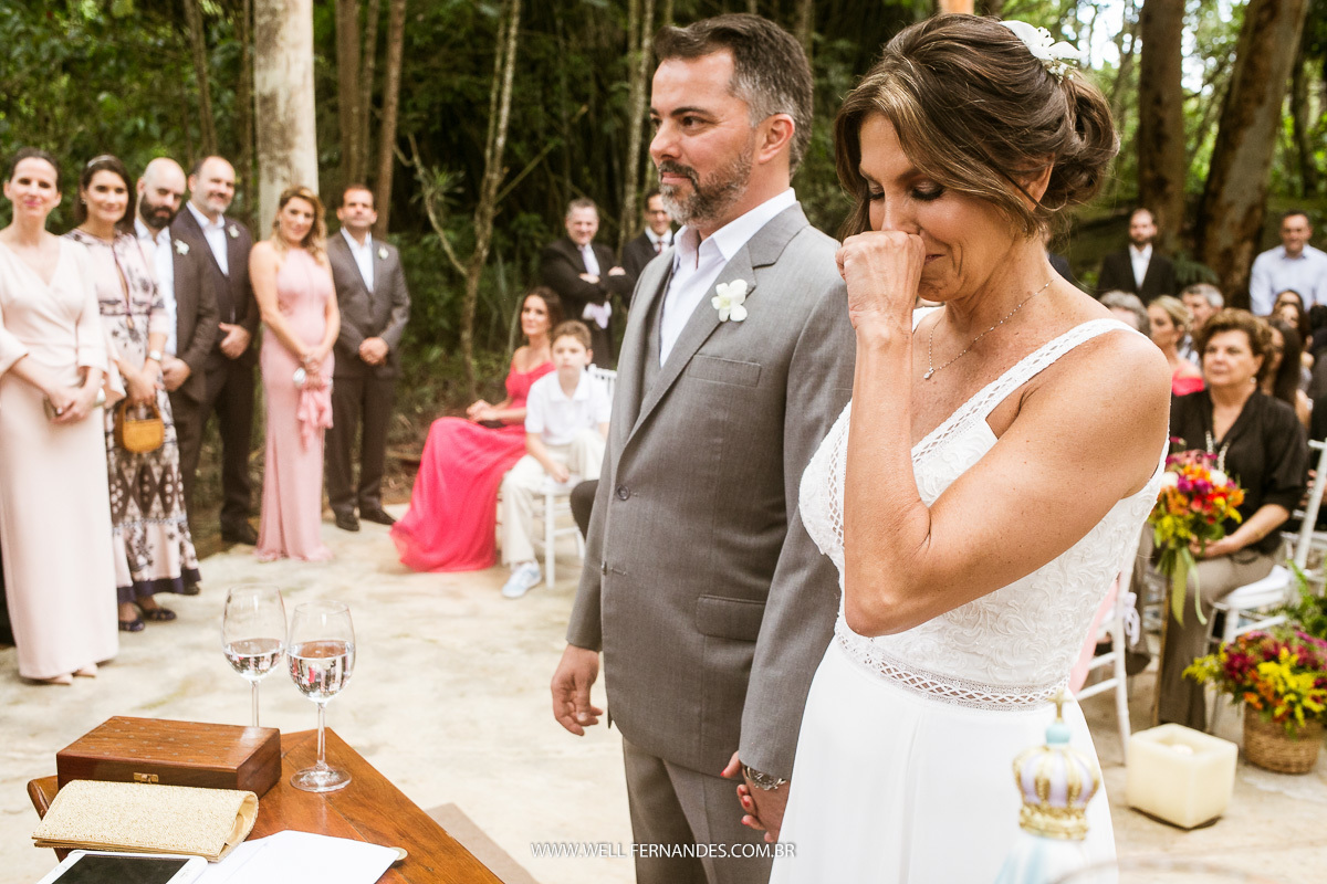 noiva emocionada no altar