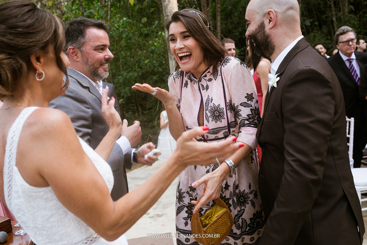 madrinha feliz cumprimentando a noiva