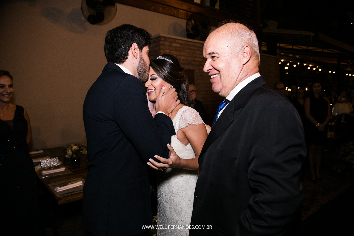 noivo beijando sua noiva na testa