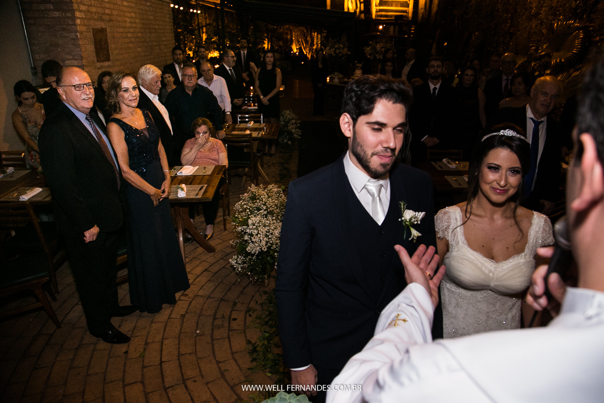 pais do noivo admirando o casal no altar