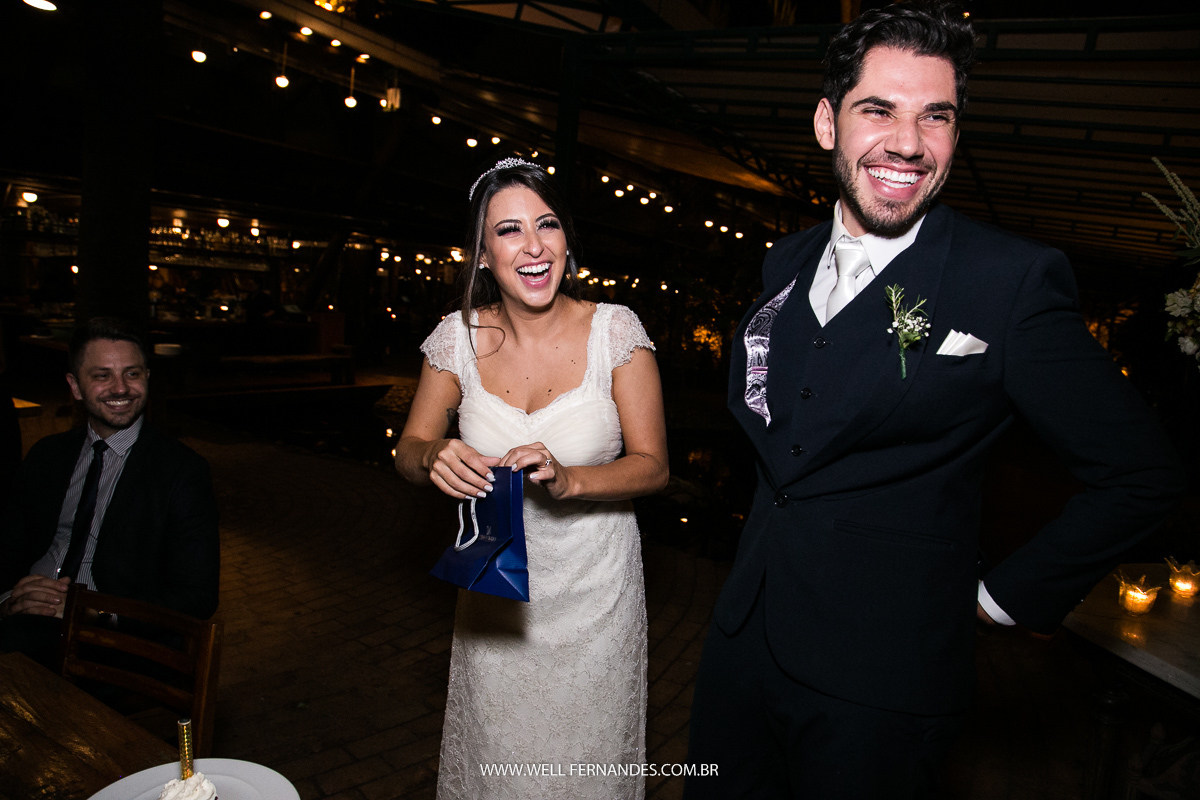 noiva recebendo presente do seu noivo na noite do casamento