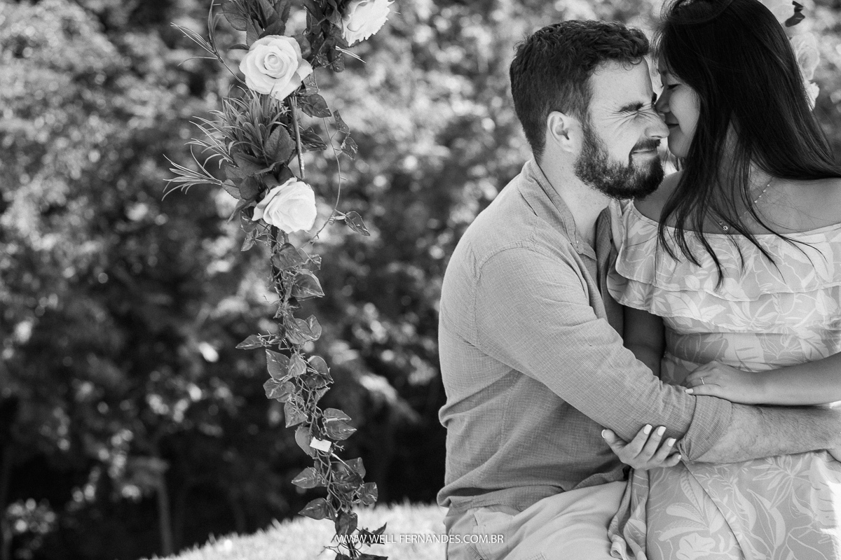 casal apaixonado no ensaio de noivado em campinas