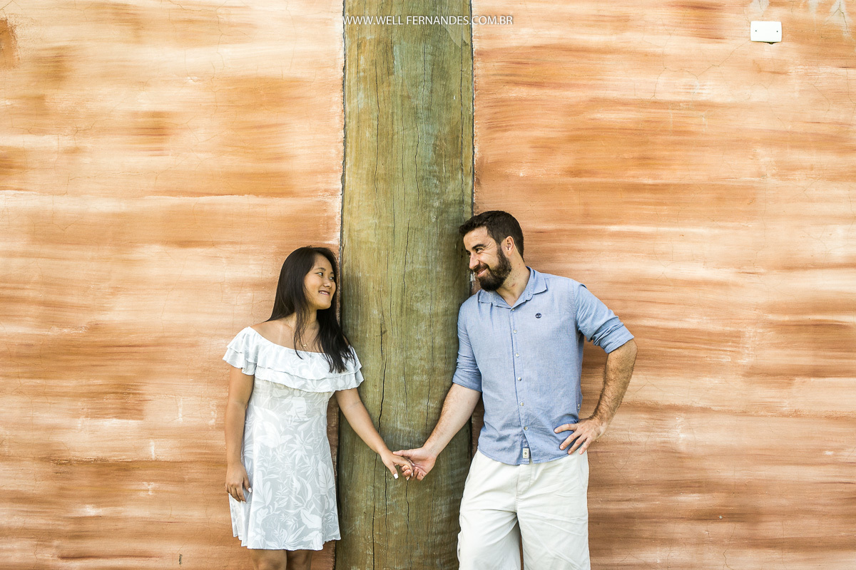 casal de mãos dadas feliz no ensaio de casal