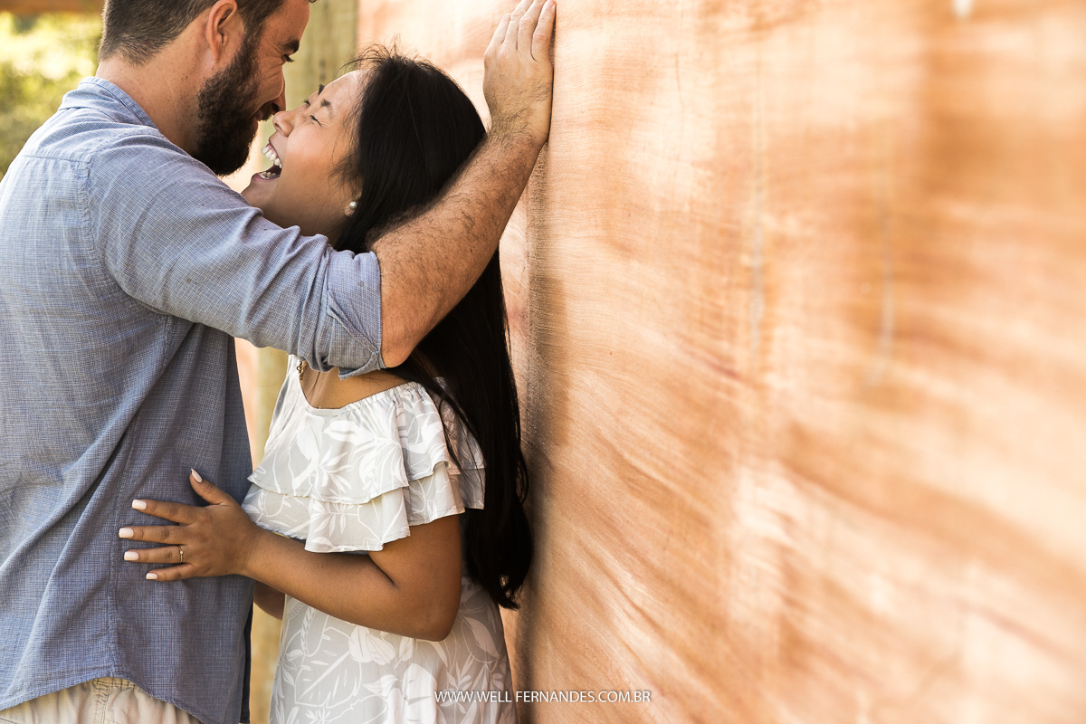 gargalhada dos noivos em seu ensaio