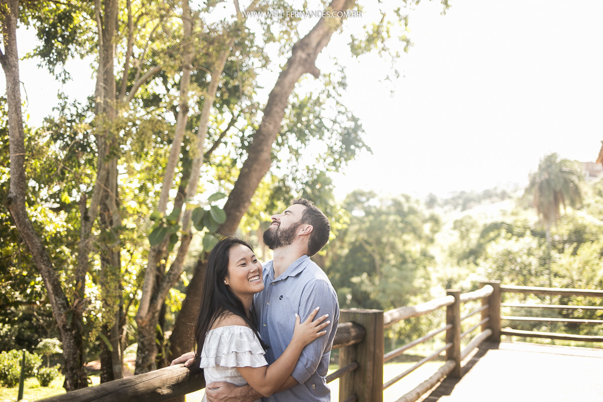 casal feliz em meio as arvores