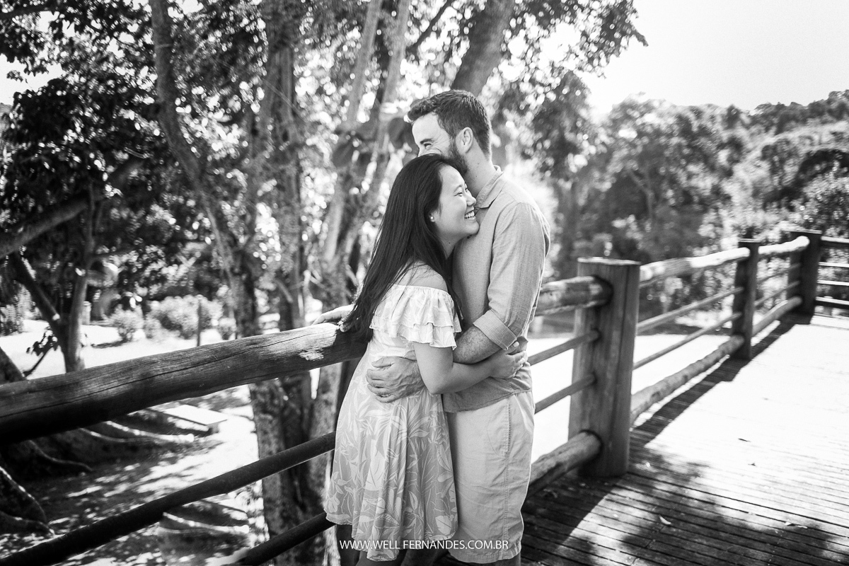 abraço caloroso no ensaio de casal