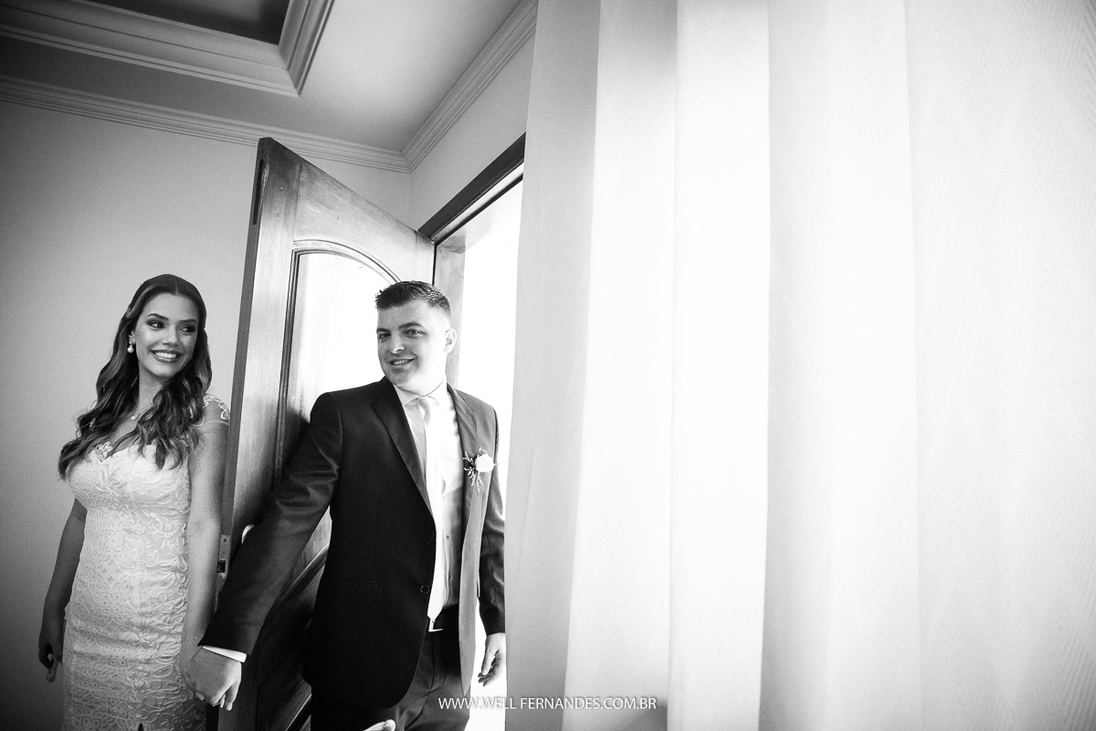 noivo de mão dadas entes de se verem