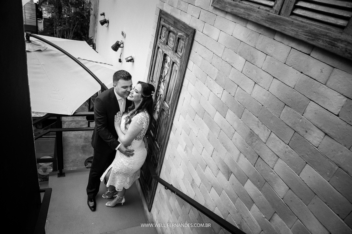 noivos namorando em frente a porta 