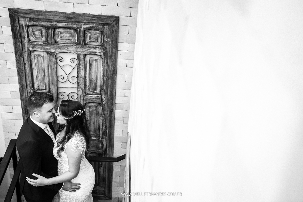 noivos posando para a foto em frente a porta