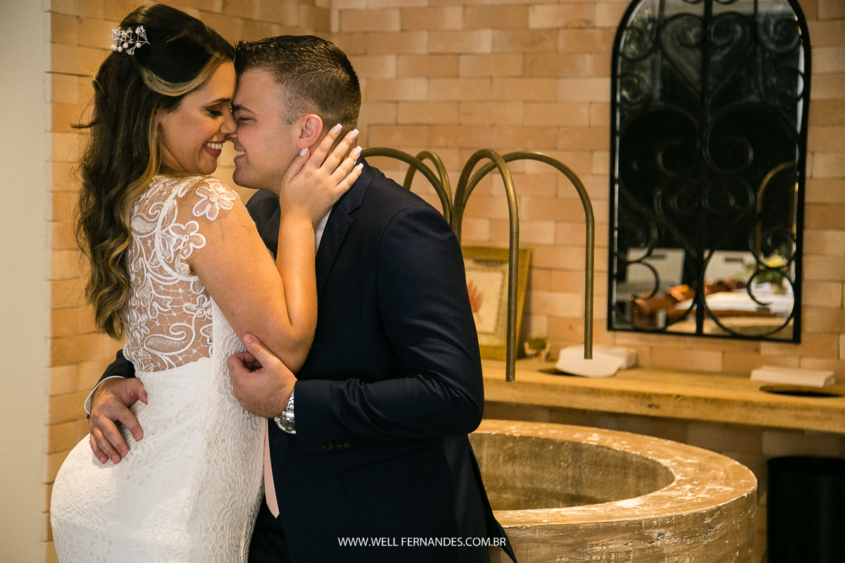 noivos namorando em cima da fonte