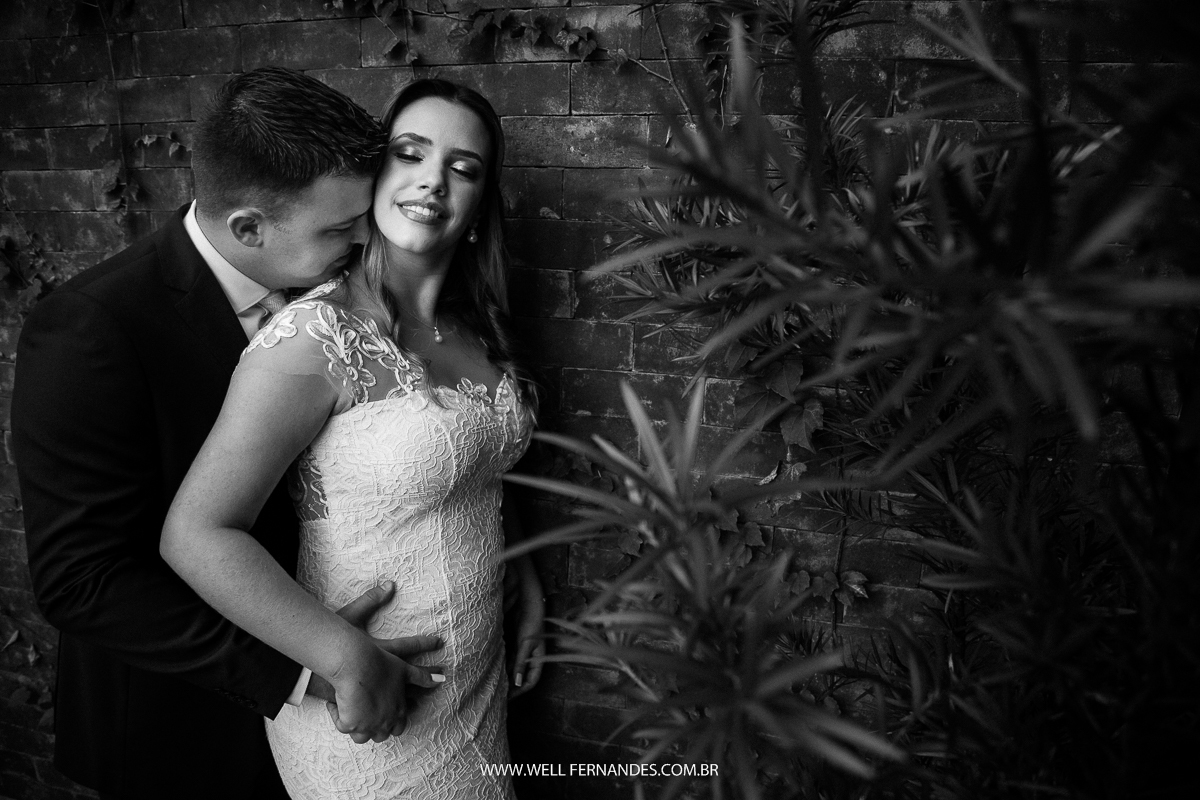 noiva recebendo beijo no pescoço do noivo