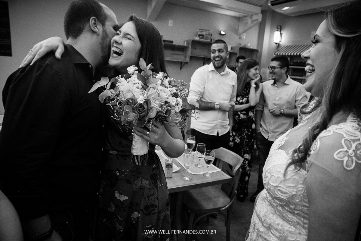 abraço da próxima noiva depois de receber o buque