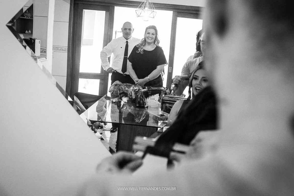 pais da noiva vendo ela no making of