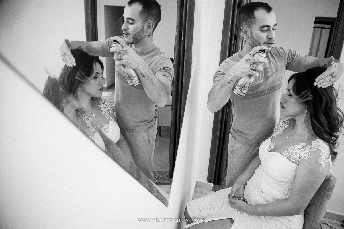 passando spray na noiva em frente ao espelho