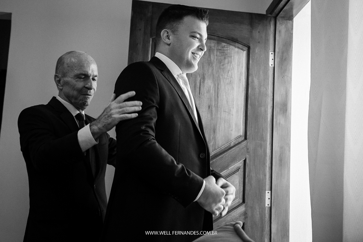 pai ajudando o noivo a colocar no seu terno