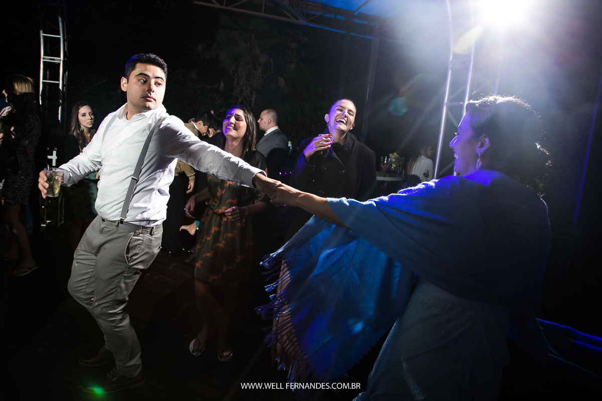 convidados de mãos dadas