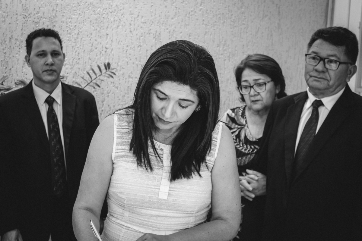 noiva assinando os papéis do civil