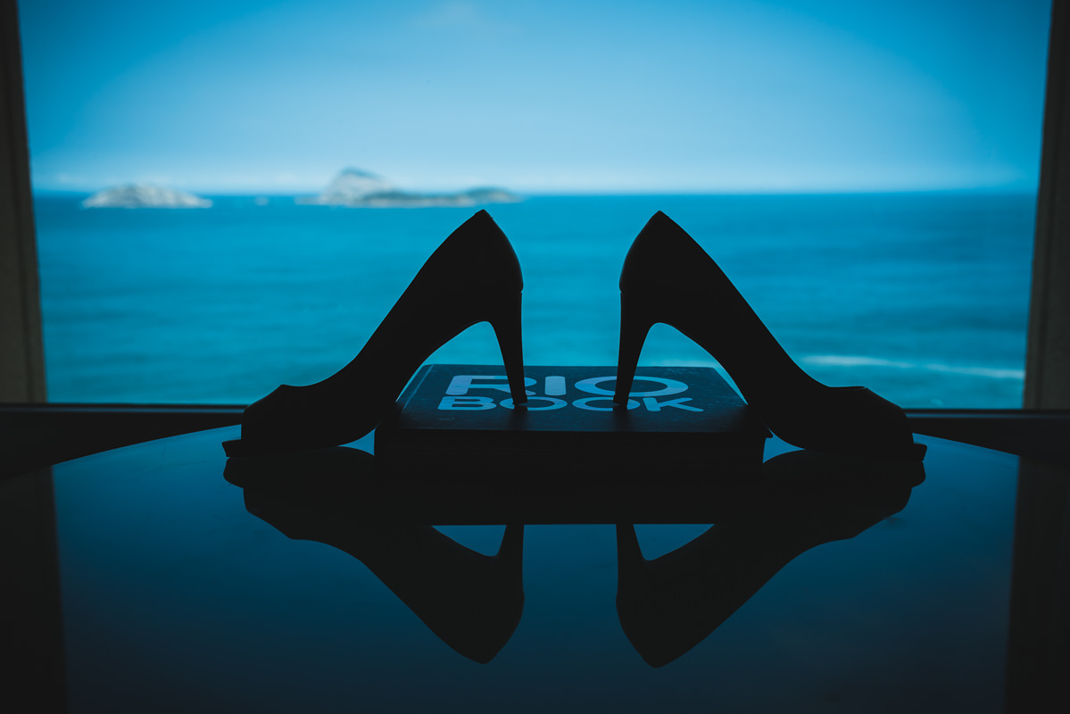 Sapato da noiva Karine no making of com vista para a praia de Ipanema, Caesar Park Ipanema, Rio de Janeiro/RJ