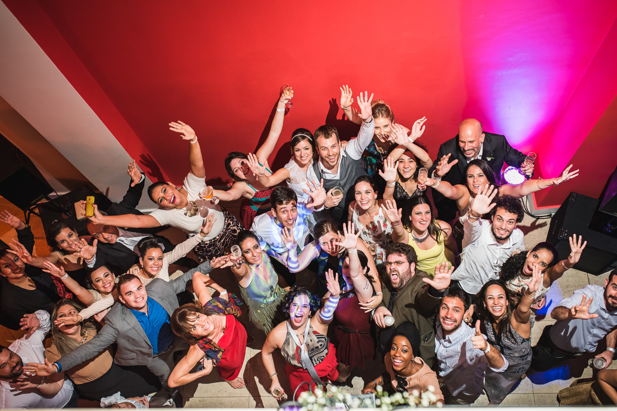 Noivos e convidados felizes e animados na festa de casamento de Karine e Pedro na Galeria Scenarium/Rio Scenarium, Rio de Janeiro/RJ
