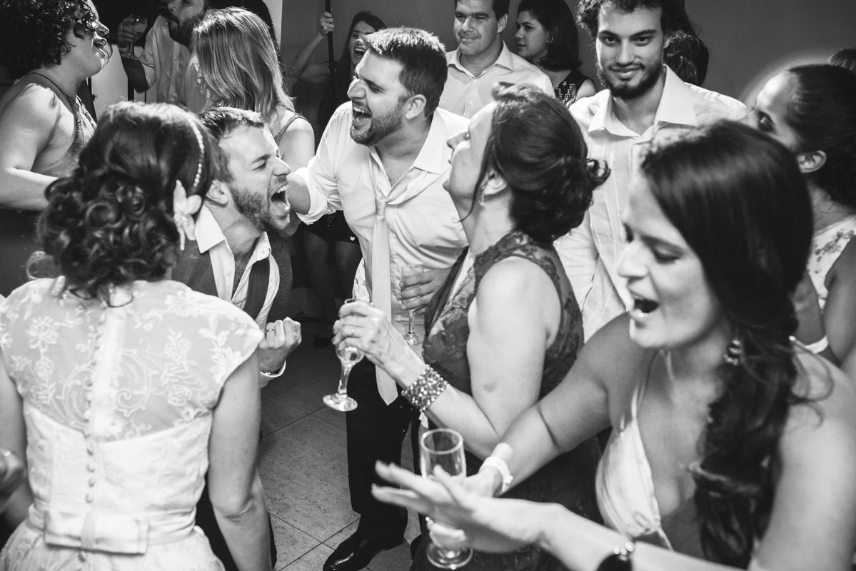 O noivo e seus convidados animados na pista de dança do casamento de Karine e Pedro na Galeria Scenarium/Rio Scenarium, Rio de Janeiro/RJ