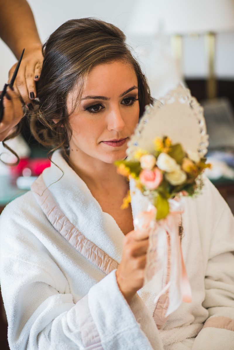 Noiva Karine se olhando no espelho no seu making of no Caesar Park Ipanema, Rio de Janeiro/RJ