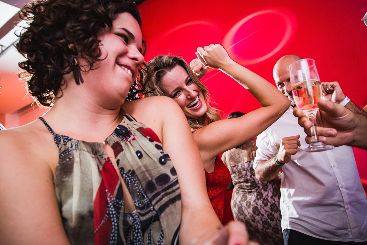 Convidados dançando na pista de dança do casamento de Karine e Pedro na Galeria Scenarium/Rio Scenarium, Rio de Janeiro/RJ