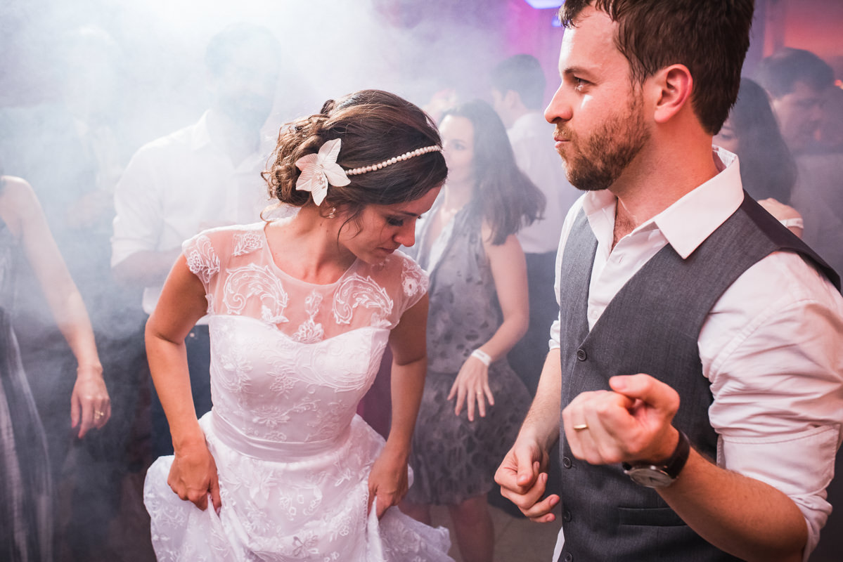 Noivos dançando na festa de casamento de Karine e Pedro na Galeria Scenarium/Rio Scenarium, Rio de Janeiro/RJ