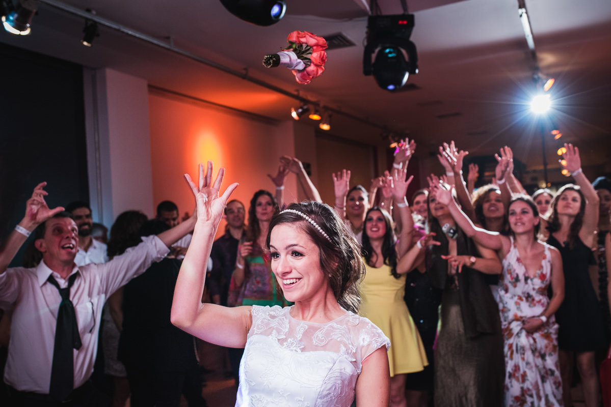 Noiva Karine jogando o buquê e as solteiras na disputa, Galeria Scenarium/Rio Scenarium, Rio de Janeiro/RJ
