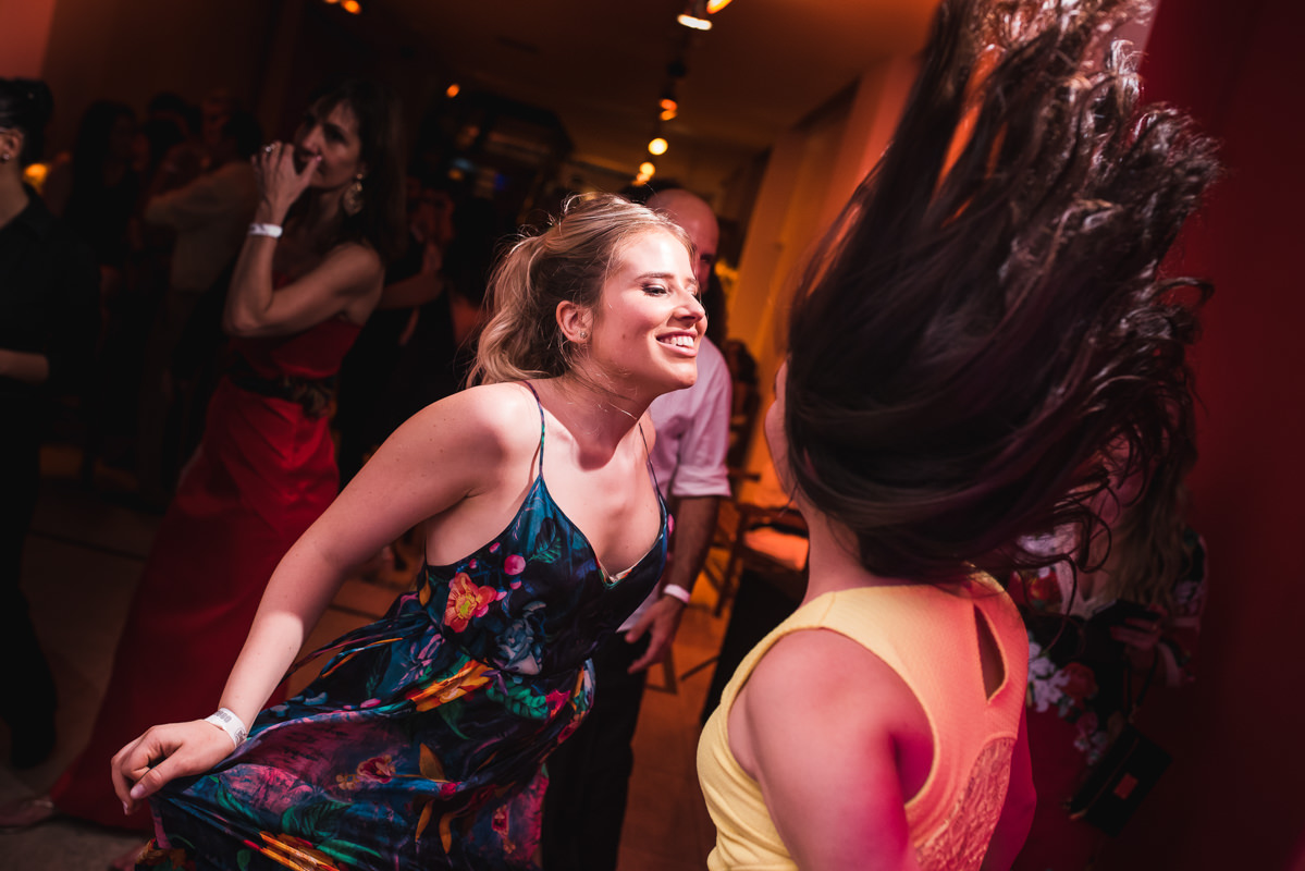 Convidadas dançando felizes e animadas no casamento de Karine e Pedro na Galeria Scenarium/Rio Scenarium, Rio de Janeiro/RJ