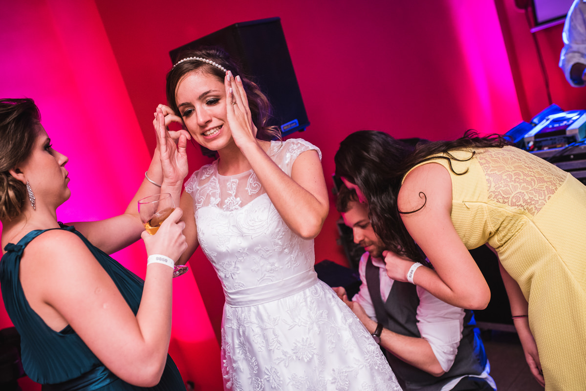 Noiva Karine arrumando a tiara enquanto o noivo Pedro conversava com sua amiga, Galeria Scenarium/Rio Scenarium, Rio de Janeiro/RJ
