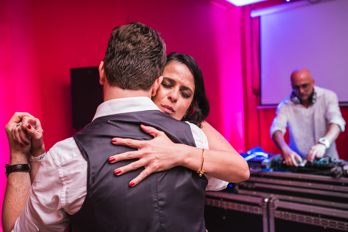 Noivo Pedro dançando com sua irmã no seu casamento na Galeria Scenarium/Rio Scenarium, Rio de Janeiro/RJ