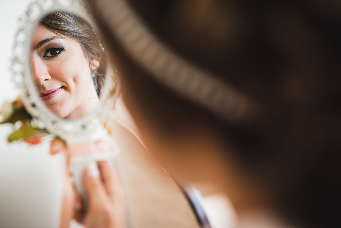 Noiva Karine se olhando no espelho no seu making of no Caesar Park Ipanema, Rio de Janeiro/RJ