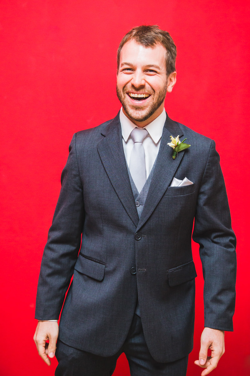 O noivo Pedro feliz minutos antes do seu casamento na Galeria Scenarium/Rio Scenarium, Rio de Janeiro/RJ