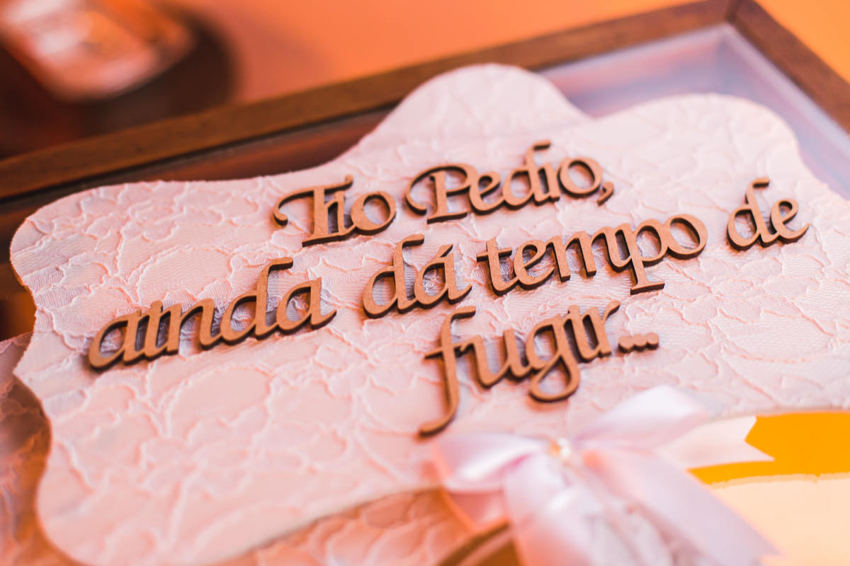 Plaquinha da daminha e do pajem no casamento dos noivos Karine e Pedro na Galeria Scenarium/Rio Scenarium, Rio de Janeiro/RJ