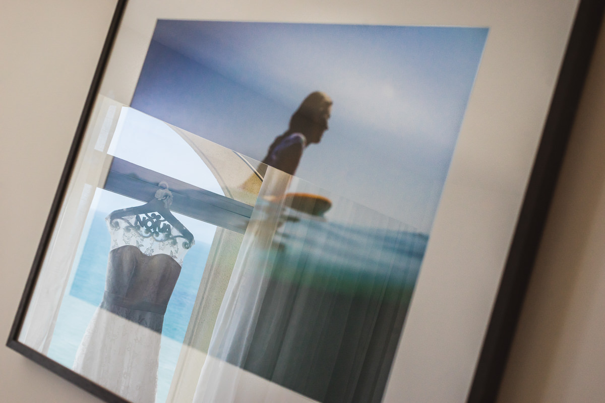 O vestido da noiva Karine refletido no quadro da surfista no making of no Caesar Park Ipanema, Rio de Janeiro/RJ