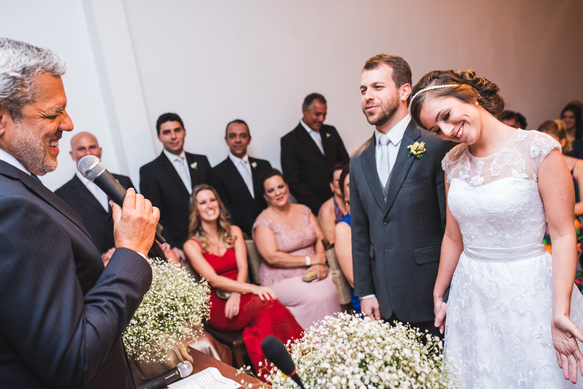 Os noivos Karine e Pedro na cerimônia do seu casamento na Galeria Scenarium/Rio Scenarium, Rio de Janeiro/RJ
