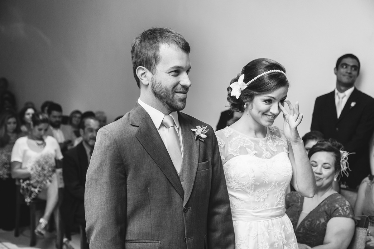 A noiva Karine emocionada na cerimônia do seu casamento na Galeria Scenarium/Rio Scenarium, Rio de Janeiro/RJ