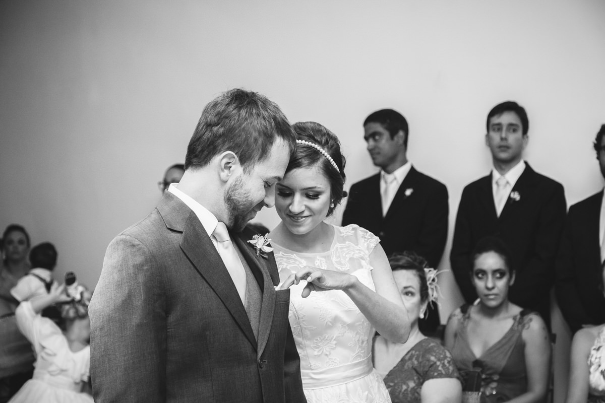 Os noivos Karine e Pedro na cerimônia do seu casamento na Galeria Scenarium/Rio Scenarium, Rio de Janeiro/RJ