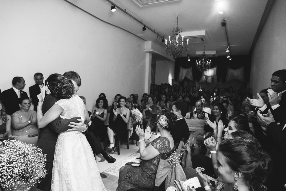 Convidados aplaudindo os noivos Karine e Pedro na cerimônia de casamento na Galeria Scenarium/Rio Scenarium, Rio de Janeiro/RJ