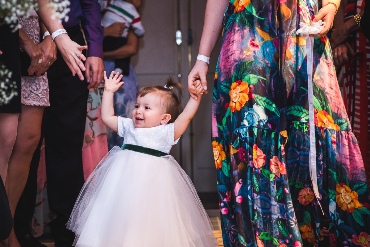 Daminha entrando com a ajuda da mãe na cerimônia do casamento de Karine Pedro na Galeria Scenarium/Rio Scenarium, Rio de Janeiro/RJ
