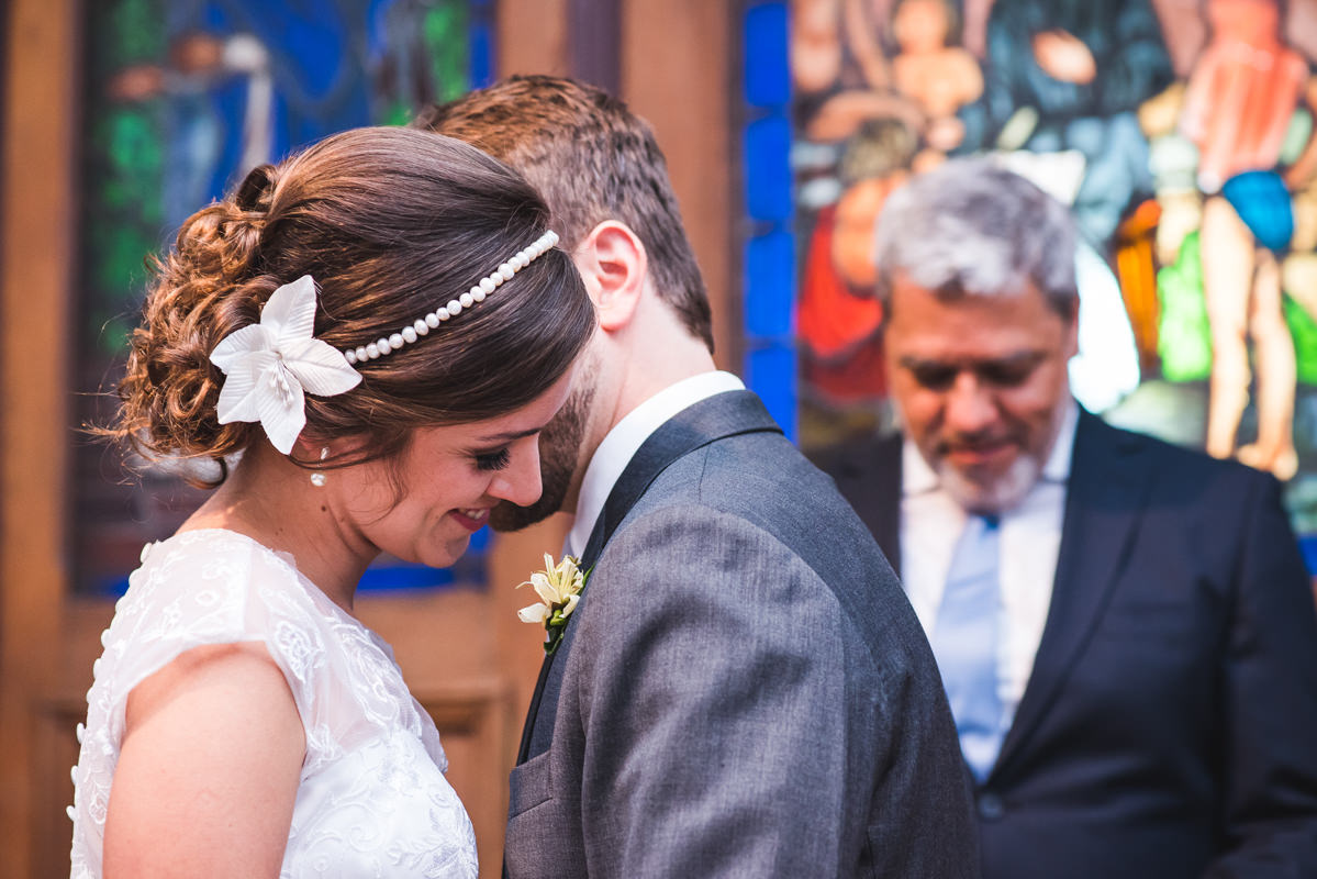 O noivo Pedro sussurrando no ouvido de sua noiva Karine na celebração do seu casamento na Galeria Scenarium/Rio Scenarium, Rio de Janeiro/RJ