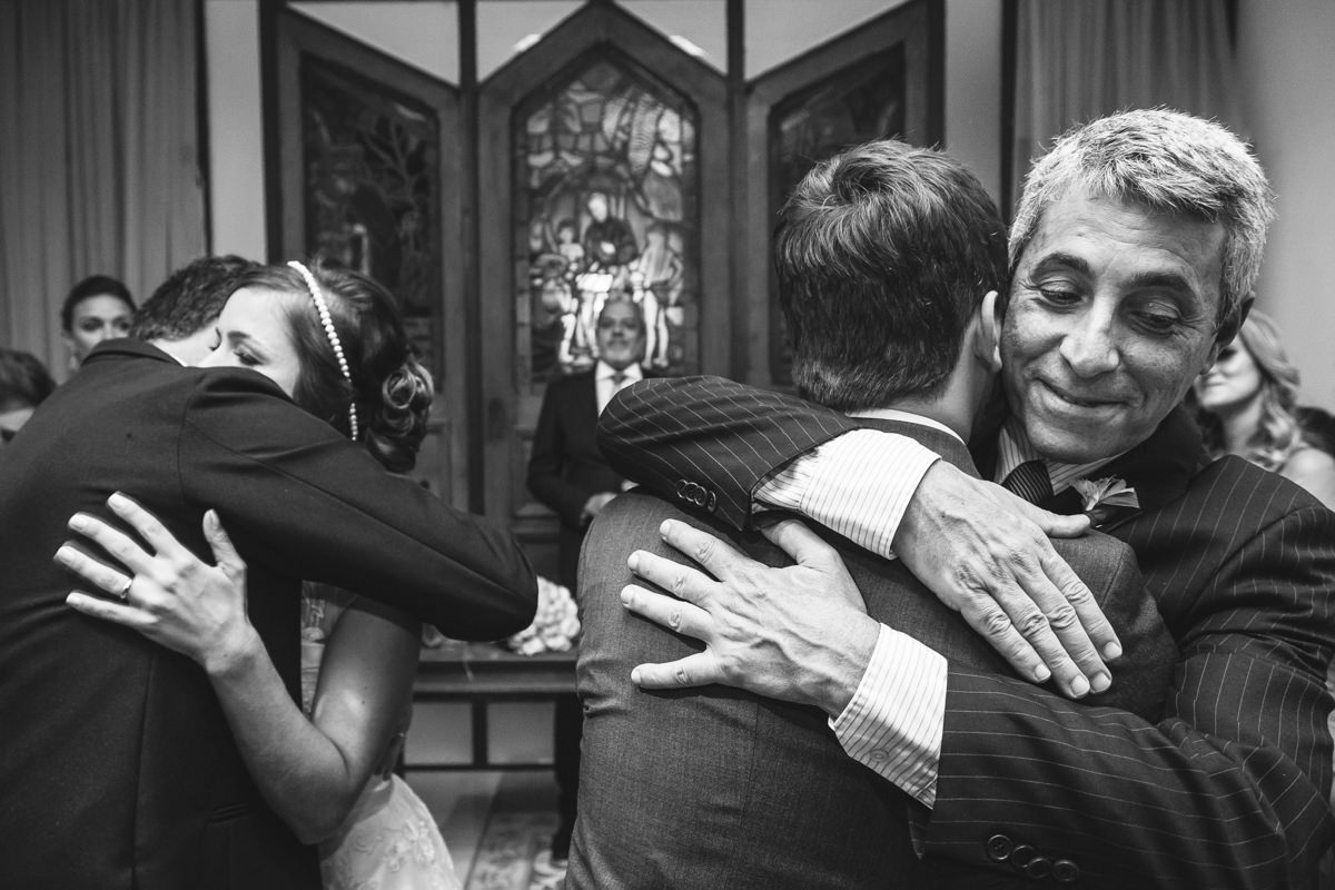 Abraços emocionados dos pais dos noivos em seus filhos na cerimônia de casamento na Galeria Scenarium/Rio Scenarium, Rio de Janeiro/RJ