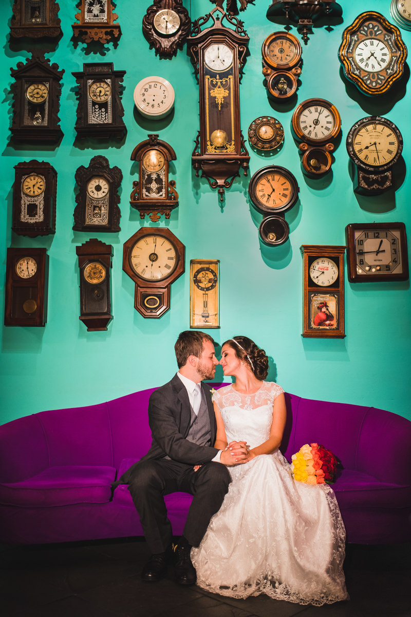 Ensaio do noivos Karine e Pedro na parede dos relógios no Rio Scenarium, Rio de Janeiro/RJ