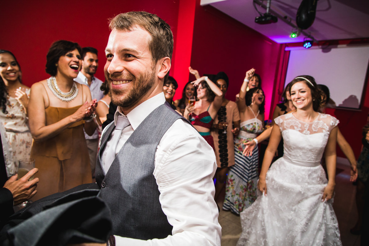 Noivos e convidados felizes na festa de casamento de Karine e Pedro na Galeria Scenarium/Rio Scenarium, Rio de Janeiro/RJ