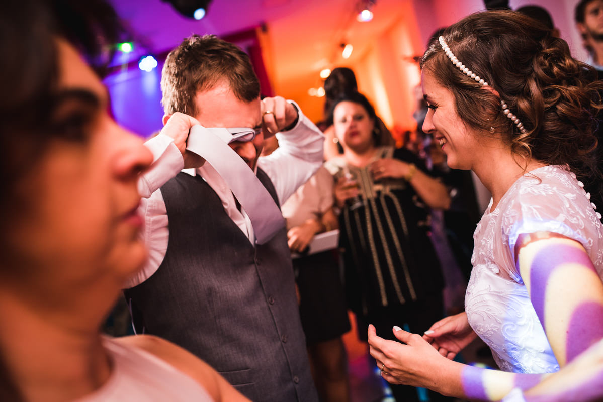 Noivos e convidados felizes na festa de casamento de Karine e Pedro na Galeria Scenarium/Rio Scenarium, Rio de Janeiro/RJ